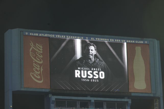 La imagen de Russo estuvo presente en la previa del partido entre Vélez y Central, dos equipos que dirigió.