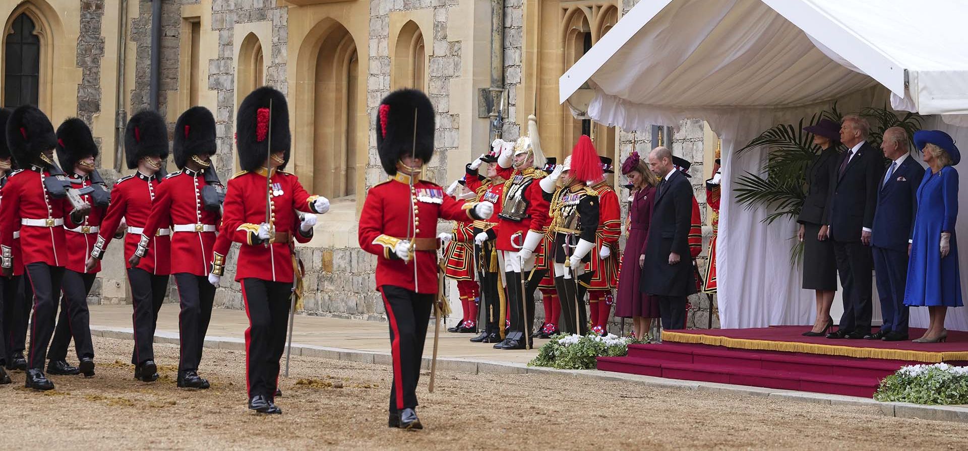 De izquierda a derecha: la princesa Catalina de Gales, el príncipe Guillermo, el presidente Donald Trump y la primera dama Melania Trump, el rey Carlos III y la reina Camila durante una ceremonia de llegada al Castillo de Windsor, en Windsor, Inglaterra, el miércoles 17 de septiembre de 2025. (Foto AP/Evan Vucci) De izquierda a derecha: la princesa Catalina de Gales, el príncipe Guillermo, el presidente Donald Trump y la primera dama Melania Trump, el rey Carlos III y la reina Camila durante una ceremonia de llegada al Castillo de Windsor, en Windsor, Inglaterra, el miércoles 17 de septiembre de 2025. (Foto AP/Evan Vucci)