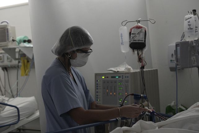 A destajo. Los profesionales de la salud están sobrecargados por la ocupación de camas.