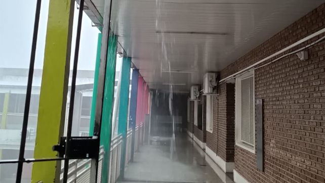 En la escuela primaria Nº 1333 cedió un techo y se inundaron aulas.