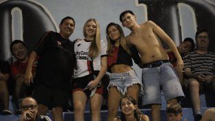 Los hinchas de Newells en el estadio de Rafaela.