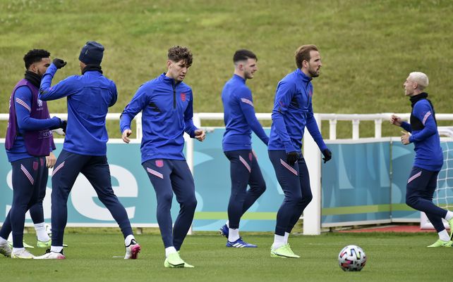 Los jugadores de Inglaterra calientan durante una sesión de entrenamiento en St Georges Park