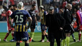 Miguel Angel Russo dialoga con durante el partido con Copetti, a quien le da indicaciones.
