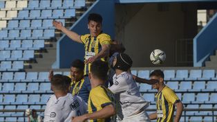 Almada salta alto y bsca ganarse otra vez la confianza de Tevez para poder ser titular.&nbsp;