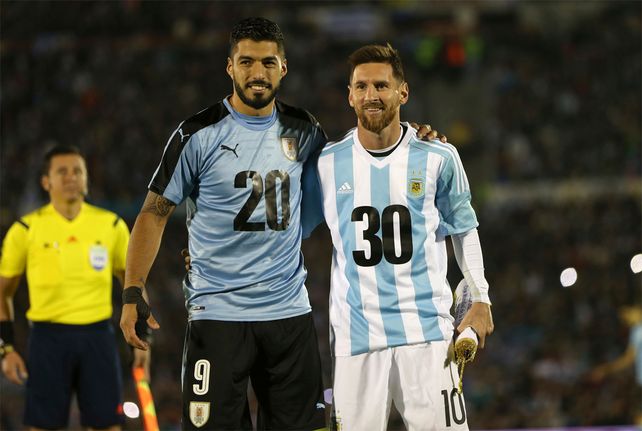 2030. La imagen de Suárez y Messi en la previa del empate entre Argentina y Uruguay.&nbsp;
