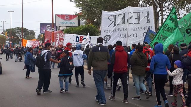 Aceiteros marcharon en Villa Gobernador Gálvez contra los despidos en Cargill