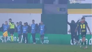 De no creer. Sebastián Beccacece intenta evitar un saque lateral de River porque quería realizar un cambio.