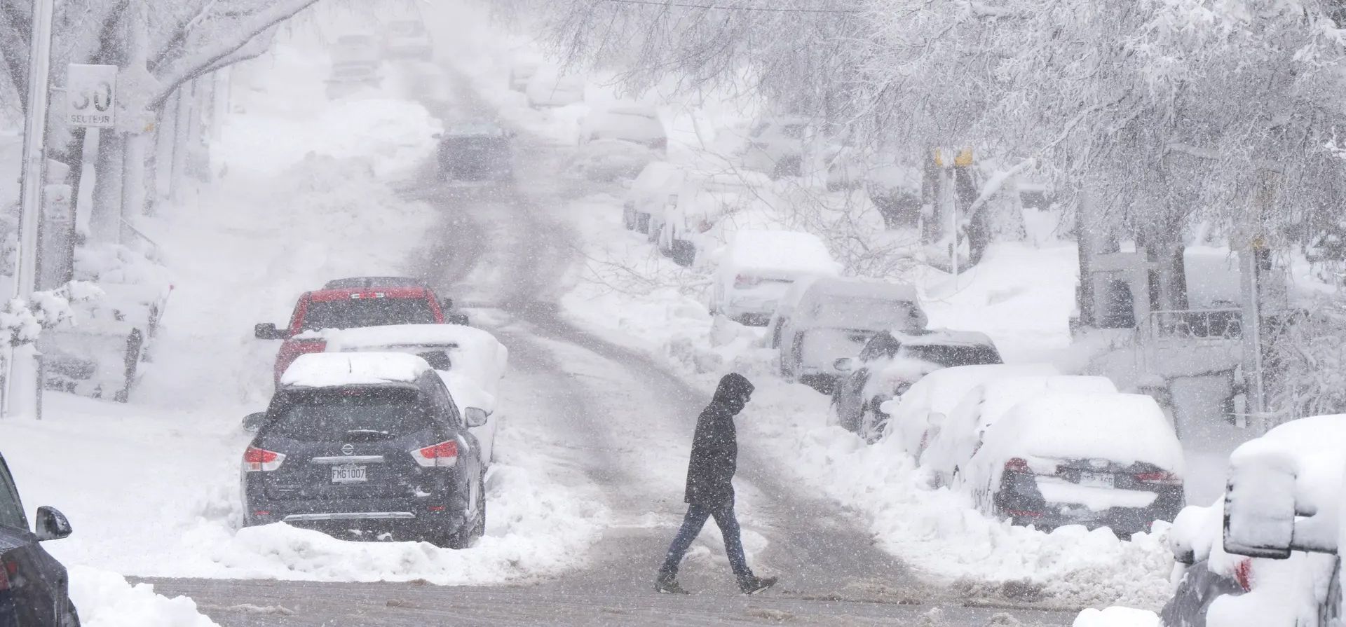 Una persona cruza la calle mientras una tormenta de primavera deja más de 20 cm de nieve, Montreal, Canadá. Fotografía: Canadian Press/Rex/Shutterstock Una persona cruza la calle mientras una tormenta de primavera deja más de 20 cm de nieve, Montreal, Canadá. Fotografía: Canadian Press/Rex/Shutterstock