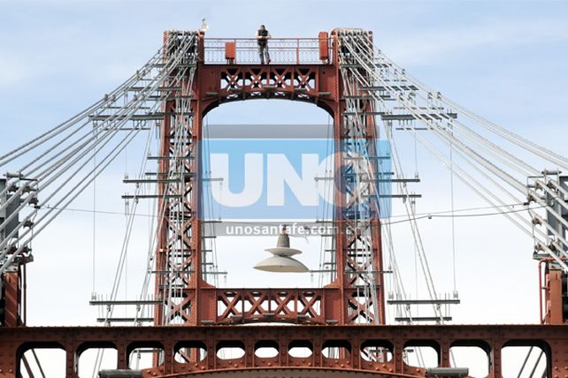 Un remisero de la cooperativa amagó a tirarse del puente