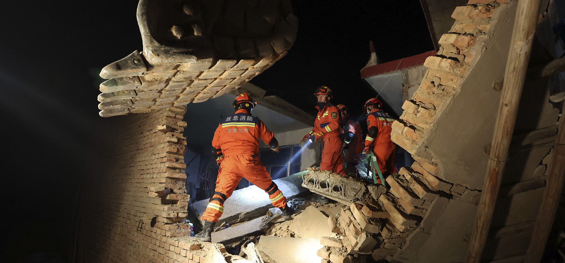 Rescatistas trabajan entre los escombros de una casa que se derrumbó en un sismo en el poblado de Kangdiao, en el contado de Jishishan, en la provincia noroccidental china de Gansu, el martes 19 de diciembre de 2023. (Chinatopix via AP) Rescatistas trabajan entre los escombros de una casa que se derrumbó en un sismo en el poblado de Kangdiao, en el contado de Jishishan, en la provincia noroccidental china de Gansu, el martes 19 de diciembre de 2023. (Chinatopix via AP)