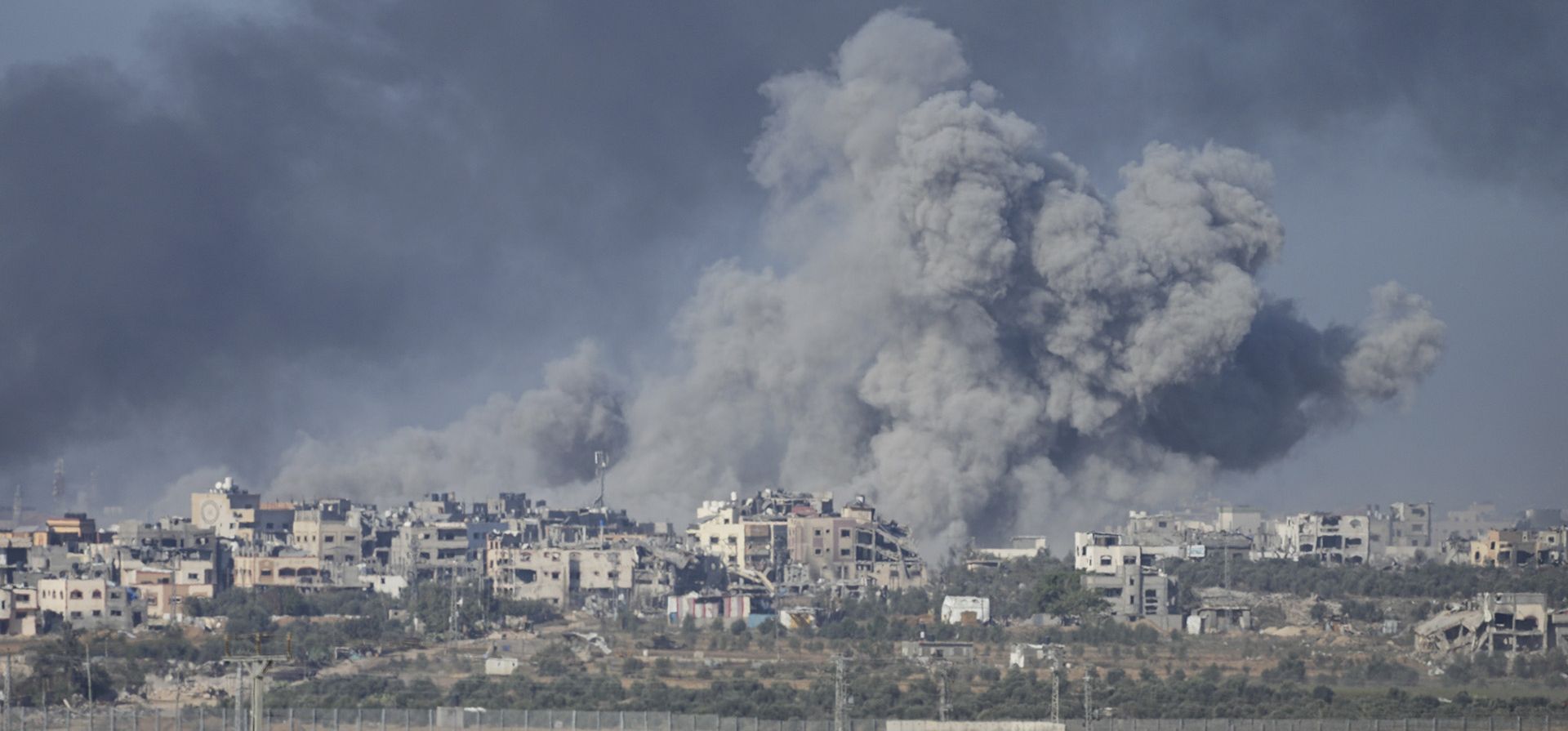 El humo se eleva después de los ataques aéreos israelíes, visto desde un lugar no revelado cerca de la frontera entre Gaza y el sur de Israel. Fotografía: Abir Sultan/EPA El humo se eleva después de los ataques aéreos israelíes, visto desde un lugar no revelado cerca de la frontera entre Gaza y el sur de Israel. Fotografía: Abir Sultan/EPA