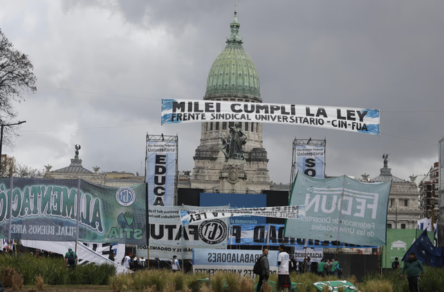 Postal de la 5ª Marcha Federal Universitaria en la ciudad de Buenos Aires.