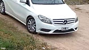Los imputados se movían en un Mercedes Benz B200 con patentes cambiadas.