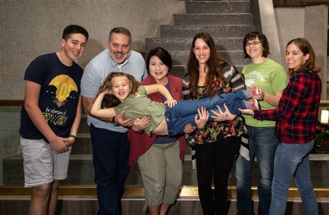 Juntos. Los Wood y sus tres hijas/hermanas (der.)