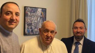 El Papa Francisco, con una camiseta que le regalaron dirigentes del Avellino de Italia.