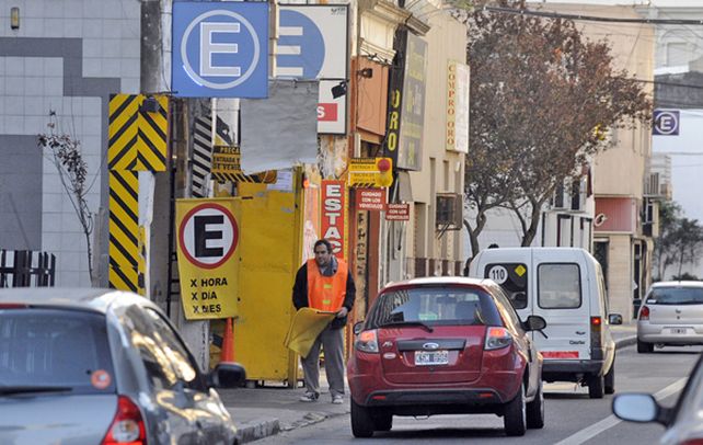 Al fondo hay lugar. Muchas playas de estacionamiento están saturadas y cobran tarifas bastante disímiles. (foto: Virginia Benedetto)