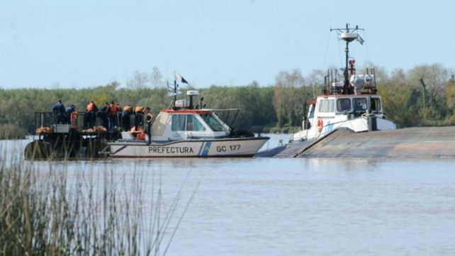 Hallan un cadáver atado de pies y manos y amordazado sobre el río Paraná Pavón