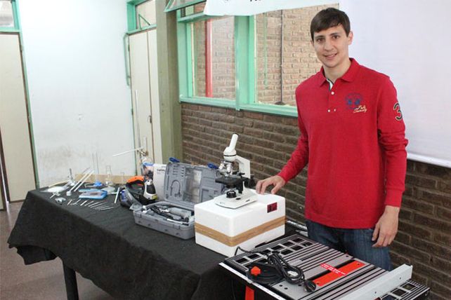 El basquetbolista Van Lacke, otrogó una ayuda solidaria a una escuela de Santa Fe