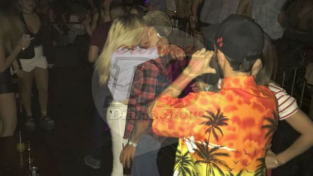 Laurita Fernández besó a Fede Bal en la pista de un boliche y el actor estalló contra los fotógrafos