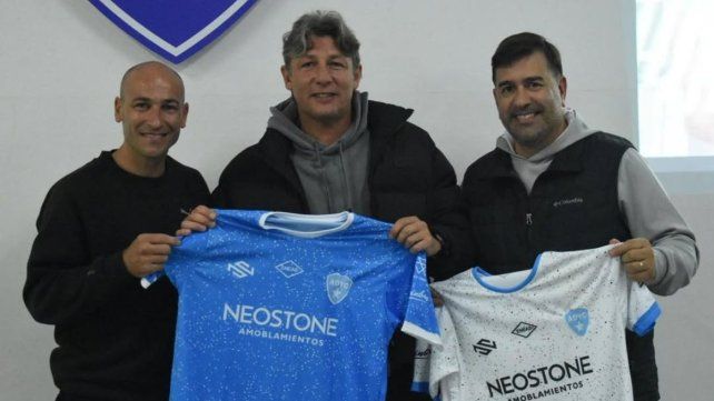 Gabriel Heinze junto con los dirigentes y la camiseta del Celeste.