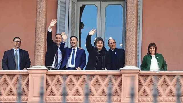 Javier Milei en el balcón de la Casa Rosada.