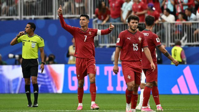 Con doblete de Cristiano, Portugal aplastó 5-0 a Uzbekistán y da pelea en el Grupo K