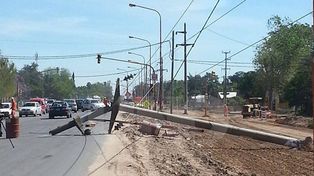 Una máquina vial derribó una columna en la ruta 1 y dejó sin luz a la Costa