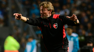 Gabriel Heinze gesticuló durante todo el partido en Avellaneda y reaccionó fastidioso con el desempeño de Newells.