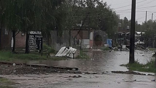 Ausentismo escolar: Las calles son de tierra y algunos chicos solo tienen un par de zapatillas