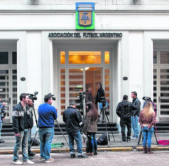 Acción. Hoy será un día movidito en la calle Viamonte. En la AFA se decide el futuro del fútbol argentino.