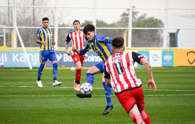 Joaquín Espina, capitán de Central, controla el balón ante el asedio del jugador de Barracas Central.