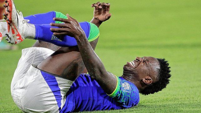 Vinícius, casi afuera en Brasil para jugar contra Argentina