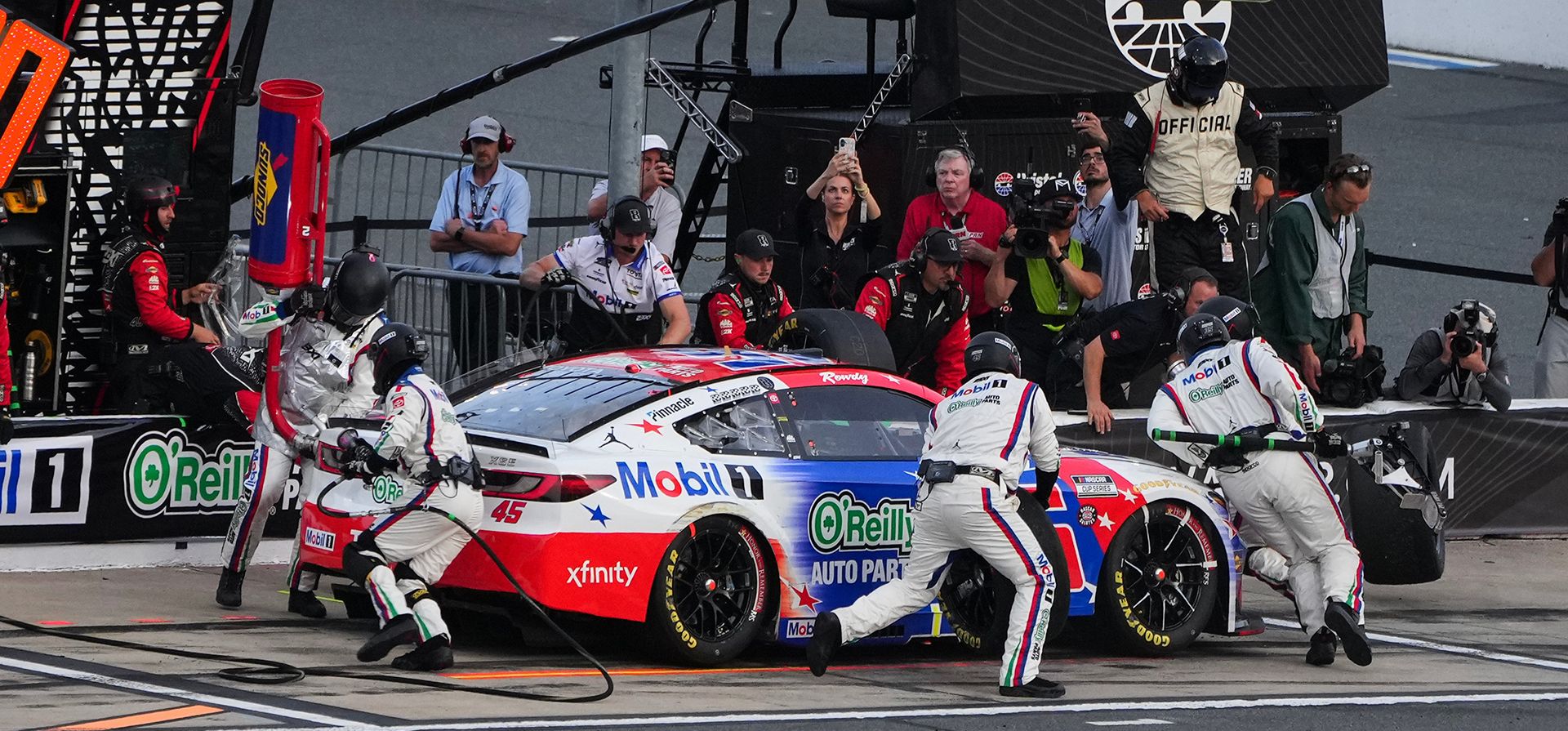 El equipo de mecánicos de Tyler Reddick se apresura a completar una parada en boxes durante una carrera de la NASCAR Cup Series, el domingo 24 de mayo de 2026, en Charlotte, Carolina del Norte. (Foto AP/Matt Kelley) El equipo de mecánicos de Tyler Reddick se apresura a completar una parada en boxes durante una carrera de la NASCAR Cup Series, el domingo 24 de mayo de 2026, en Charlotte, Carolina del Norte. (Foto AP/Matt Kelley)