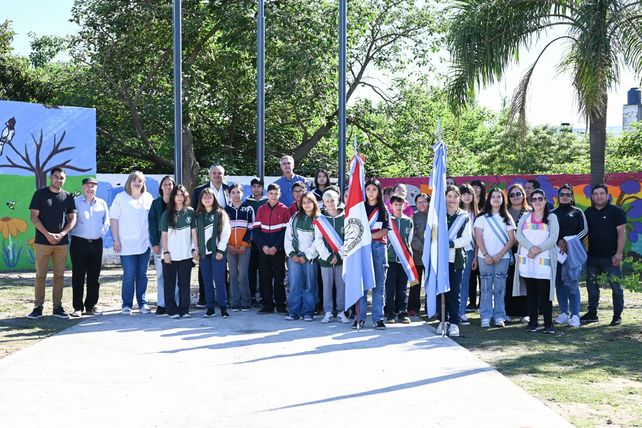 Inauguraron el mural que pintaron estudiantes en plazoleta Lavezzi de Villa Gobernador Gálvez