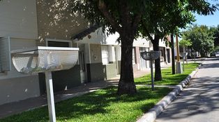 Notifican en otros dos barrios sobre la obligación de contar con cestos en altura