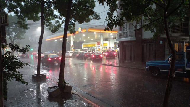 El granizo encendió el temor de los automovilistas a primera hora.