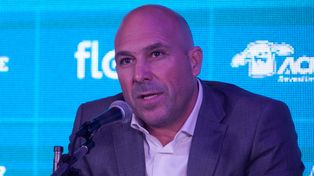 Belloso fue quien abrió la charla en el salón Centenario del Gigante de Arroyito. Abordó muchos temas de la vida canalla.