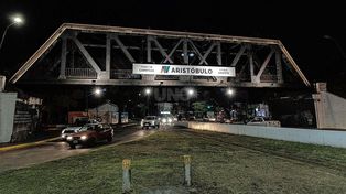 Puente Negro renovado: Se inauguró la nueva iluminación LED en el histórico Puente de la Independencia Argentina.