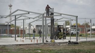 La estructura modular se había levantado en plena pandemia en el Sanatorio Parque y el efector la donó para que se construya el centro de salud. Este martes, los operarios trabajan a buen ritmo.