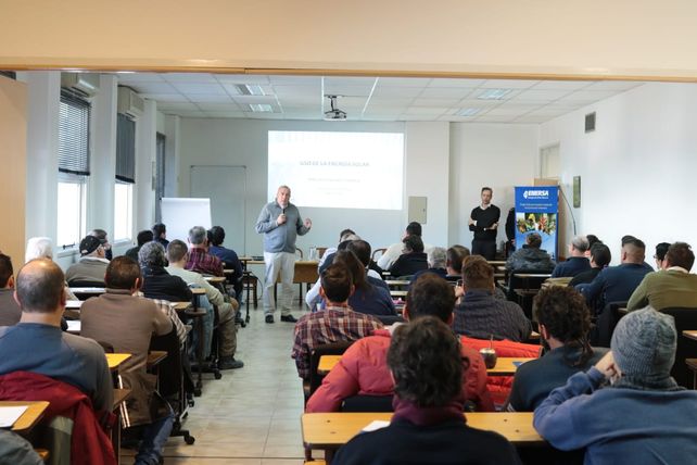 La empresa comenzó con los cursos de capacitación en instalación de termotanques solares para técnicos y sanitaristas de Paraná.