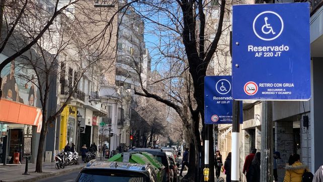 El municipio fiscaliza los boxes de estacionamiento reservado para personas con discapacidad.