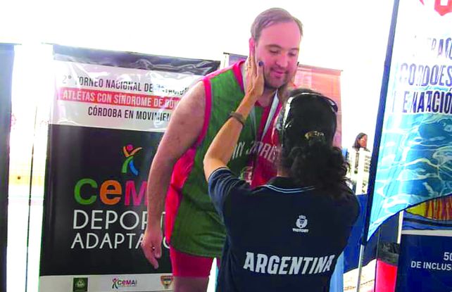 Arturo posó orgulloso con las tres medallas obtenidas en el certamen nacional de natación adaptada.