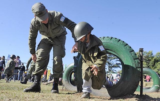 Los aspirantes de la Escuela de Suboficiales del Ejército Sargento Cabral acompañaron a los niños en un minientrenamiento donde debían sortear 11 obstáculos.