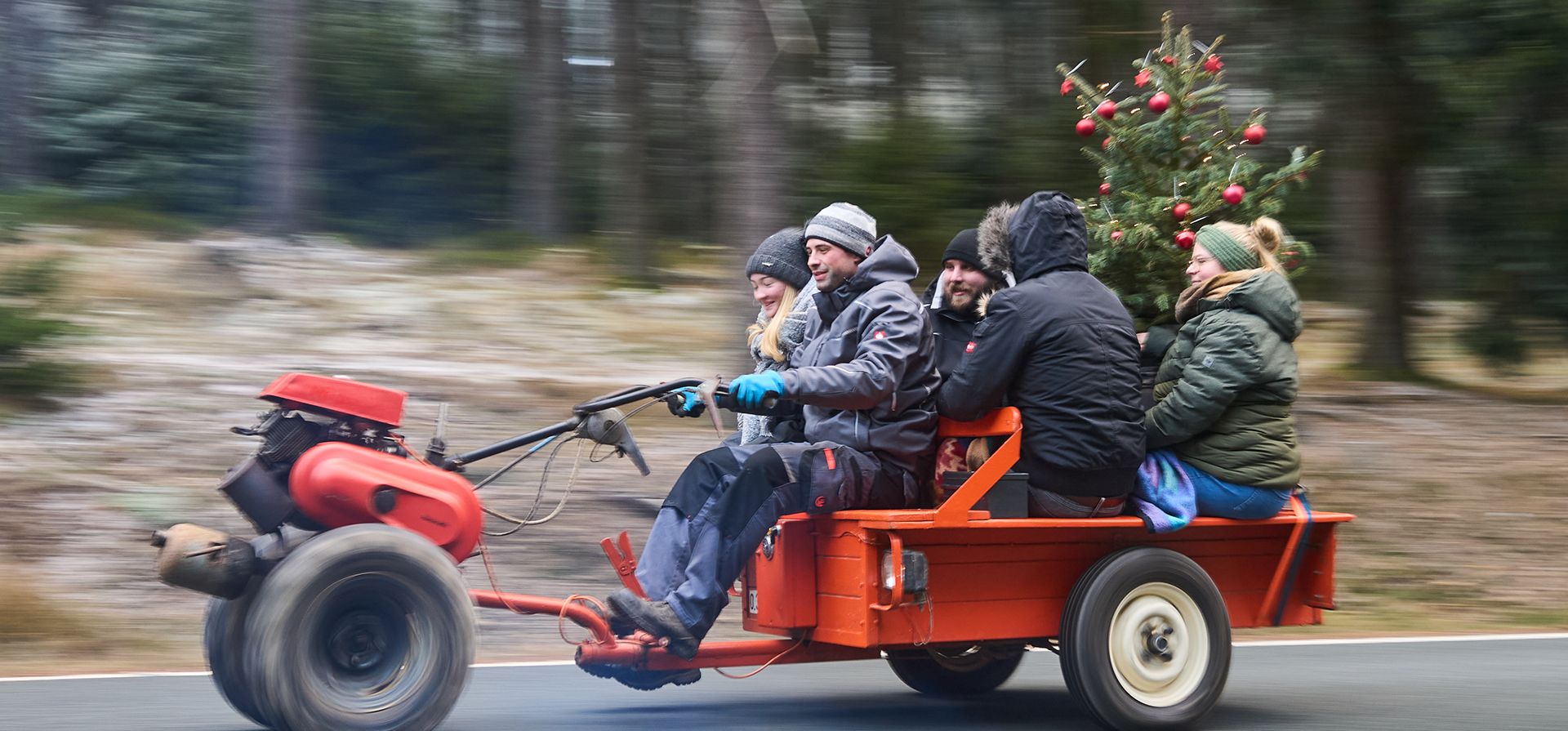 La gente sube a la cima del monte Feldberg, cerca de Fráncfort, Alemania, para unirse a la tradicional reunión de Nochebuena de conductores de tractores y motocicletas la madrugada del miércoles 24 de diciembre de 2025. (Foto AP/Michael Probst)
