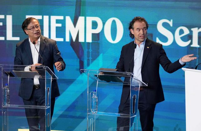 Gustavo Petro (izquierda) mira a su contrincante “Fico” Gutiérrez en el último debate. Quizá vuelvan a verse las caras para el balotaje en junio.