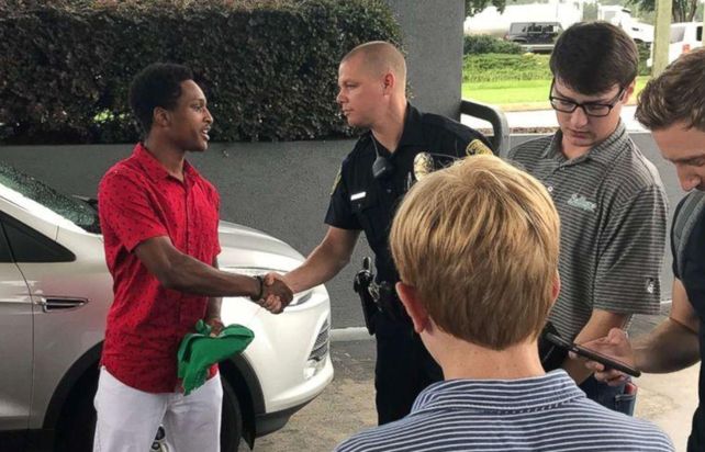 Caminó 32 kilómetros para ir a trabajar y su jefe le regaló un auto