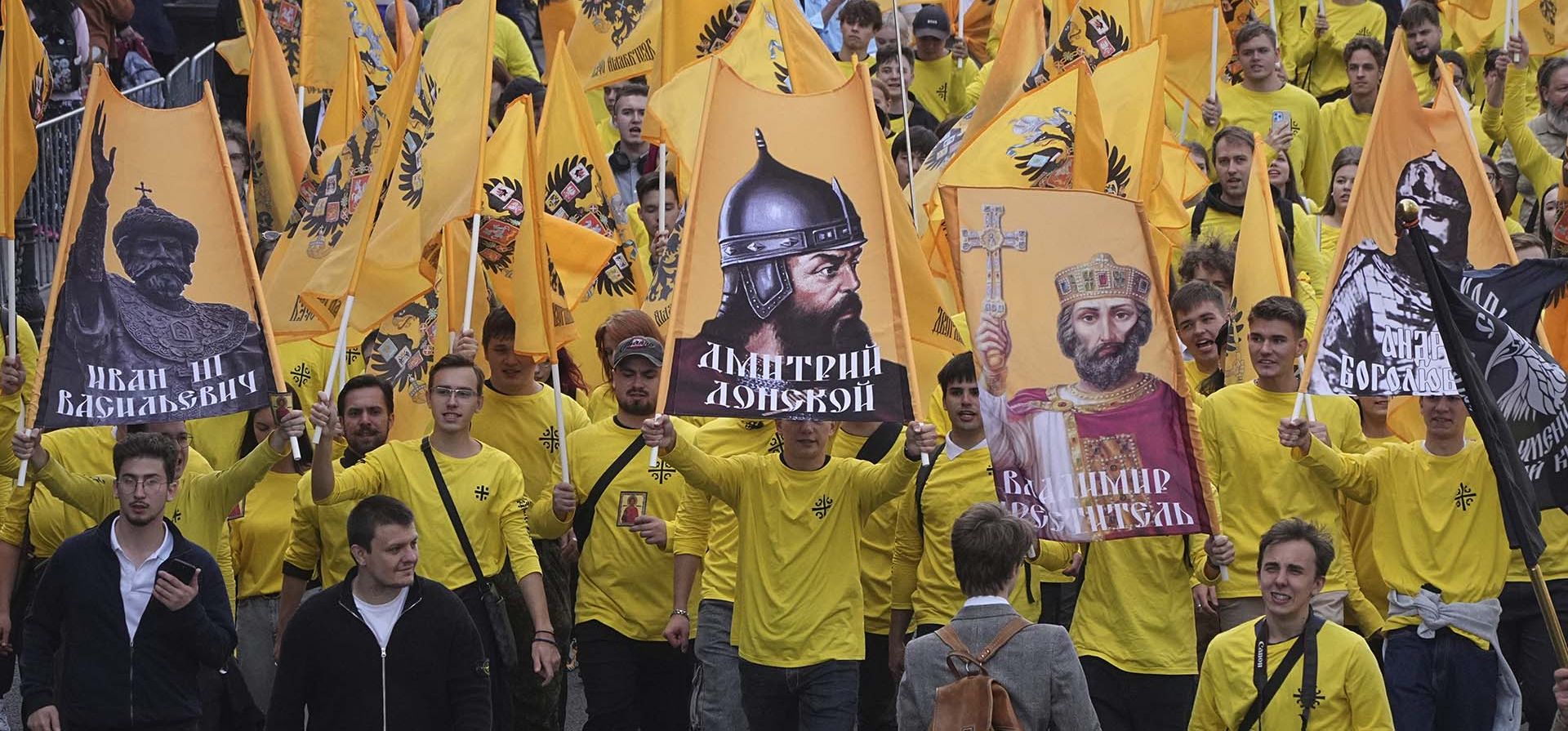 Creyentes y sacerdotes ortodoxos rusos asisten a una procesión religiosa por la Avenida Nevski para conmemorar el aniversario del Monasterio de San Alejandro Nevski, en San Petersburgo, Rusia, el viernes 12 de septiembre de 2025. (Foto AP/Dmitri Lovetsky)