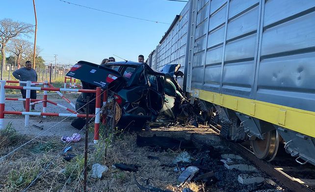 El automóvil Seat Córdoba quedó totalmente destruído tras el impacto de la formación de Belgrano Cargas