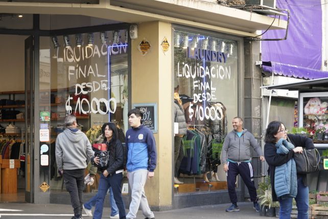 Una estrategia comercial que permite comprar prendas de la nueva temporada a precios más bajos antes de que comience el frío extremo en Rosario.