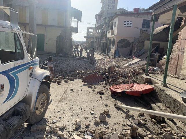 Emiten un alerta de tsunami tras un sismo de magnitud 7,2 en Haití que provocó daños y muertes